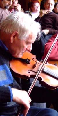 Paddy Cronin, Irish fiddler., dies at age 88